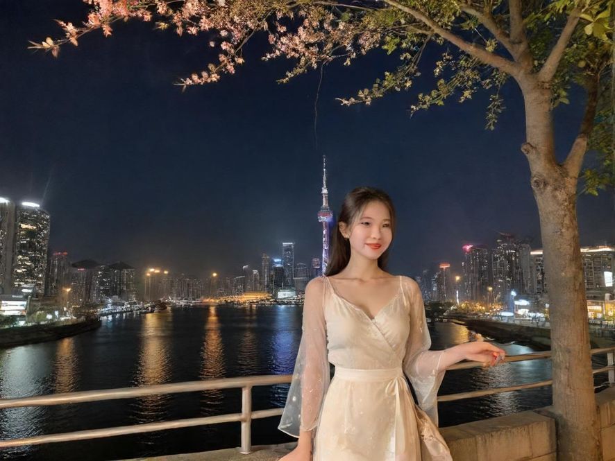 城市夜景下的高端会所外观