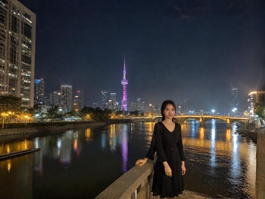 城市夜景中的隐秘入口