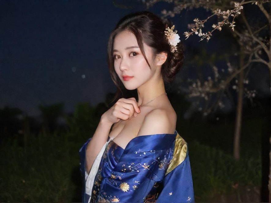 广州夜场美女在豪华包厢中，霓虹灯光璀璨，展现白云区夜生活的魅力