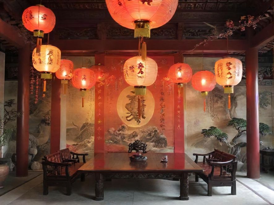 一间装修豪华、光线柔和的会所大堂，宽敞明亮，沙发舒适，营造出尊贵而私密的氛围。